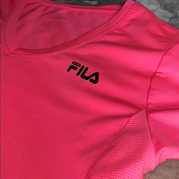 🧗🏽♀️💗FILA active shirt 🌺🧘🏻♀️ - Picture 3 of 4